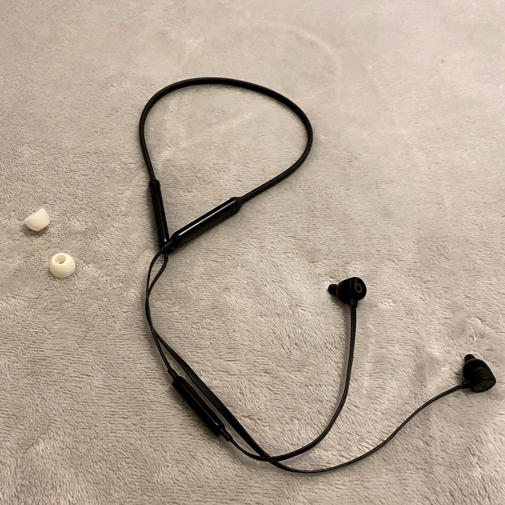 BEATS bluetooth wireless earbuds (Black)